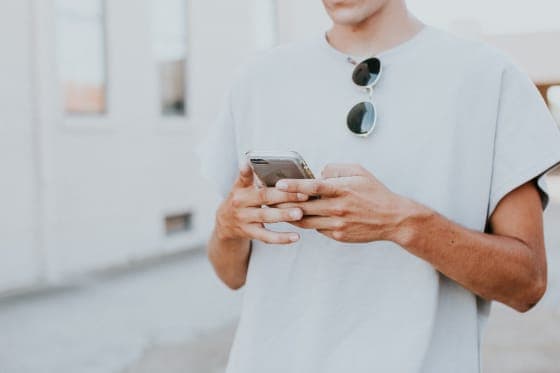 Eine Person sieht die voraussichtliche Entwicklung ihrer Liechtenstein Life Police bequem von unterwegs auf ihrem Smartphone